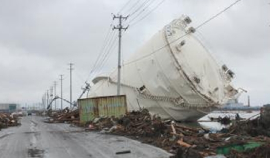 岩沼市玉浦の被害（津波によって流されたタンク）