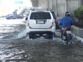 冠水している道路